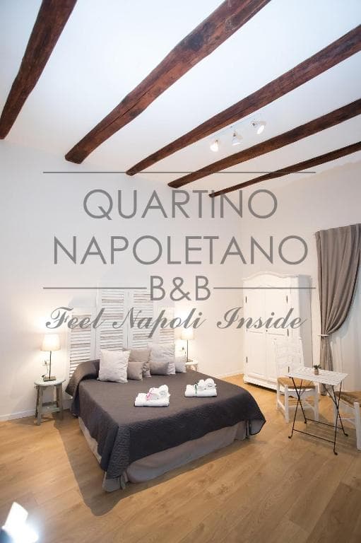 Camera Deluxe Quartino Napoletano B&B Napoli - Letto matrimoniale, bagno privato, aria condizionata, centro storico UNESCO